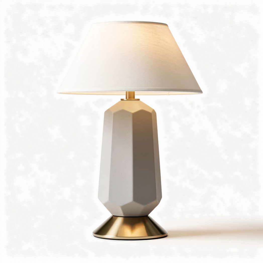 Tafellamp van keramiek met witte kap en gouden voet 30 x 30 x 50cm